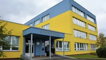 ceske-gymnazium-zacinalo-nuzne_denik-630-16×9
